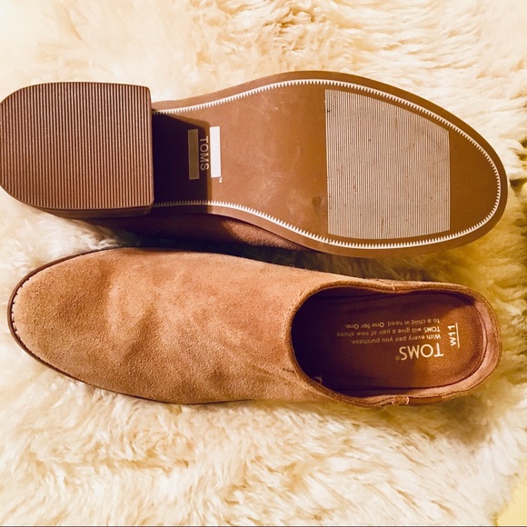 New TOMS | Tan Suede Mules/Clogs - Picture 2 of 4
